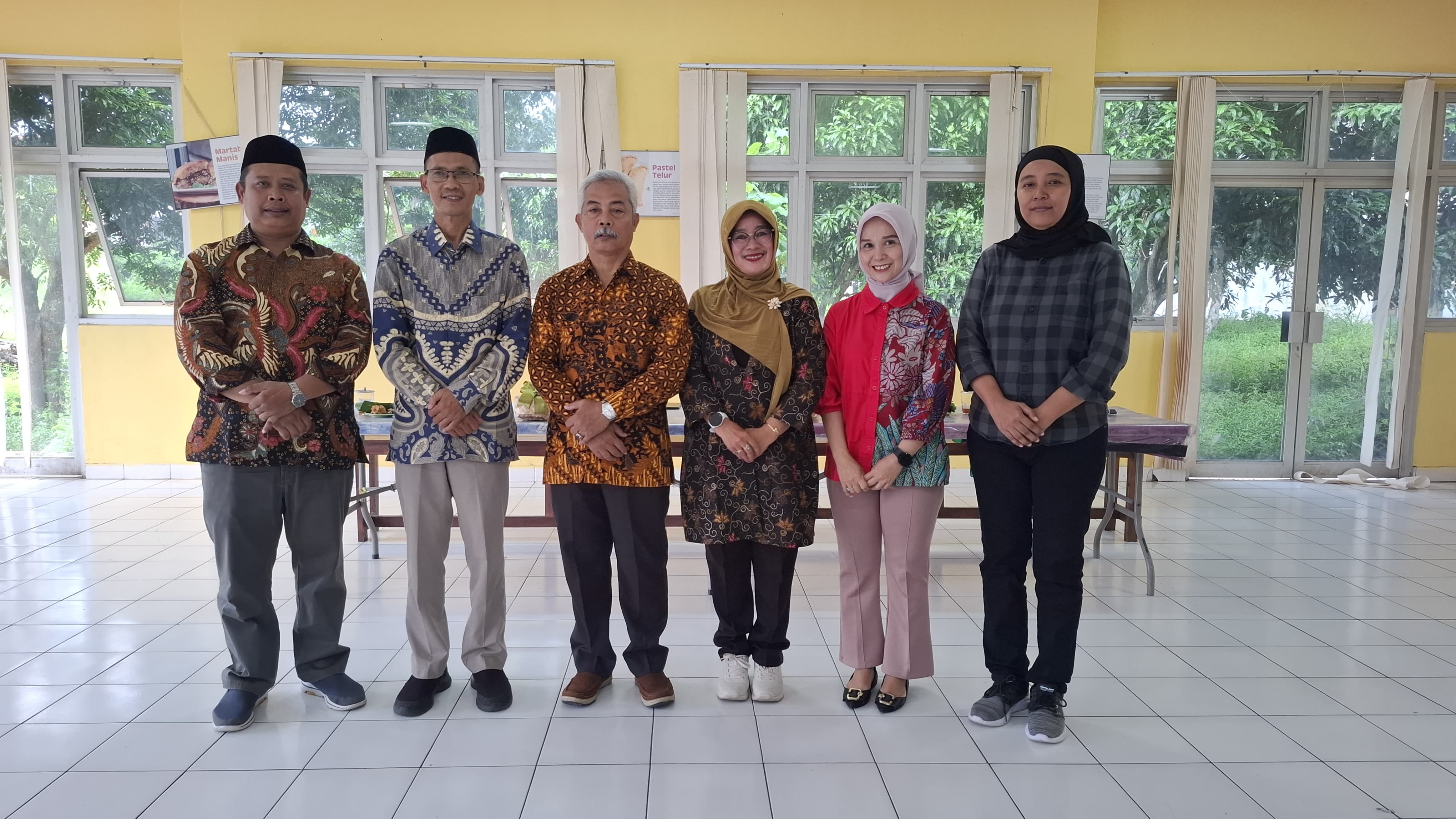PELEPASAN PURNA TUGAS BAPAK SUDARJI DAN BUNDA ARYA, MOMEN PENUH HARU DI SD MODEL SLEMAN