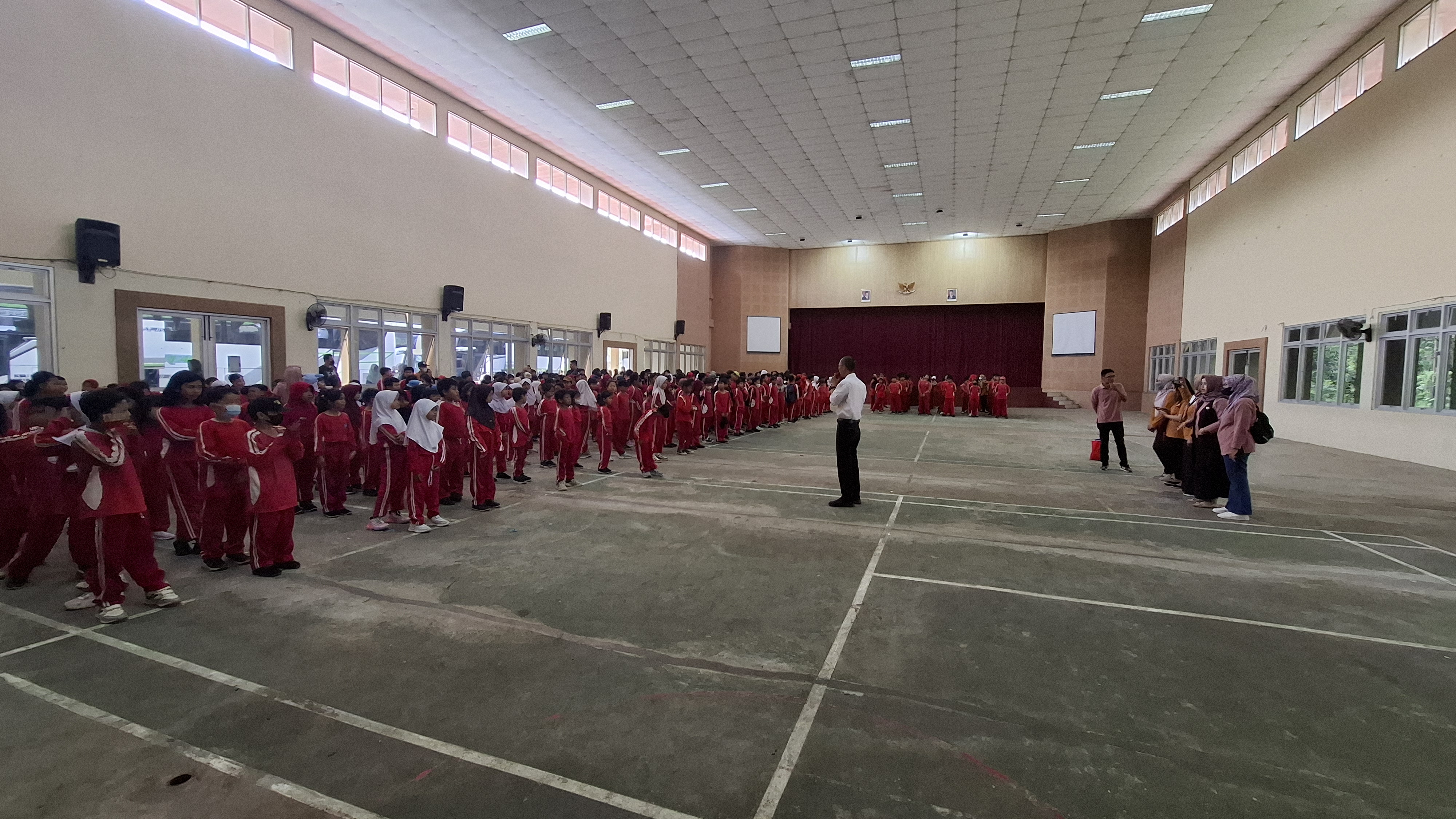 Kepala SD Model Sleman, Bapak Jamin, S.Pd Melepas Kegiatan Outing Kelas