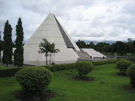 OUTING KE MONUMEN